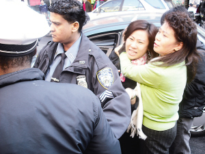 华裔母女痛哭申述表示无辜，称交通警察说谎冤枉自己。但交通警察则表示开具罚单没有一点冤枉她。40路一度警 ...